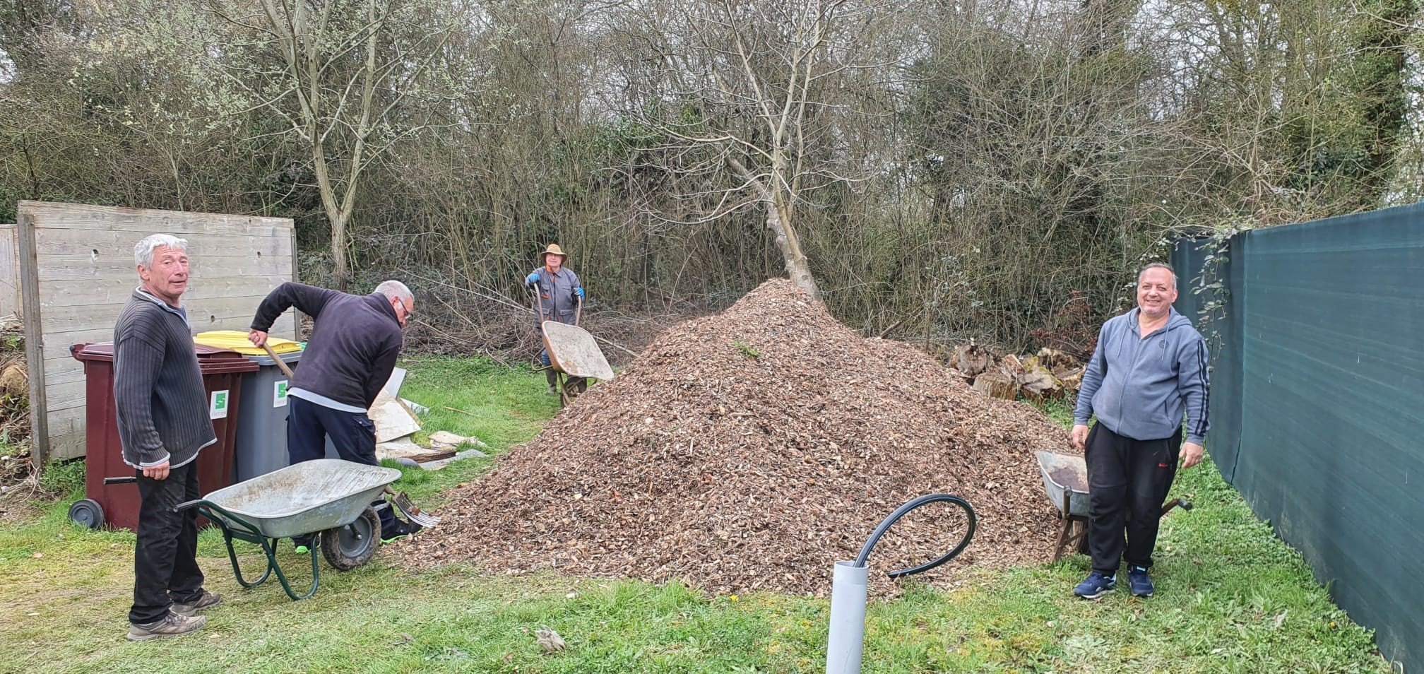 image de jardiniers qui transportent des cocos pour paillages